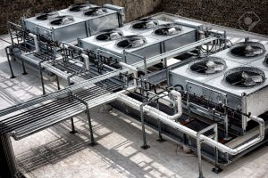 27607081-batteria-di-ventilatori-di-raffreddamento-hvac-commerciale-compressore-aria-condizionata-immerso-in-archivio-fotografico